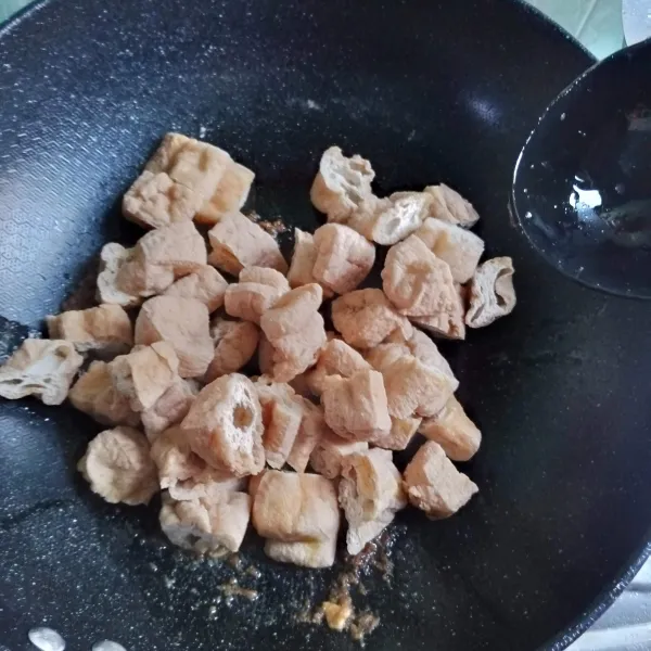 Masukkan tahu gembos, aduk rata.