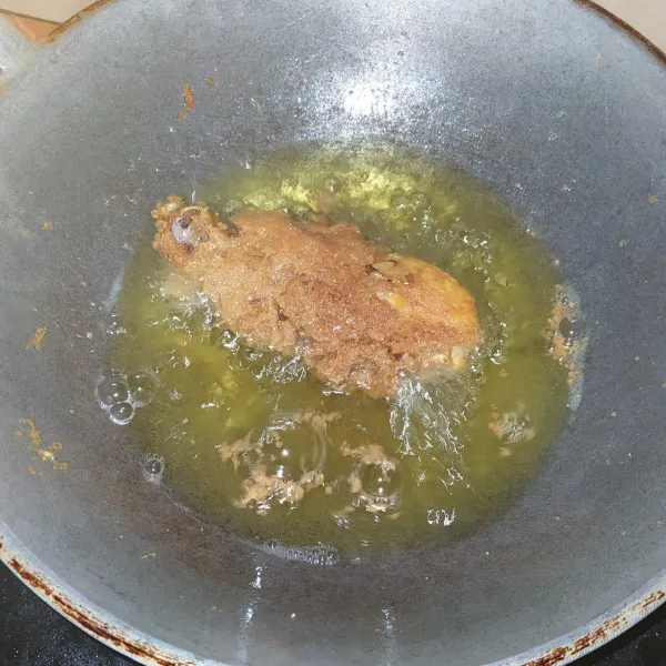 Tunggu beberapa saat lalu masukkan 2 centong sayur adonan selimut (jangan terlalu rendah saat menuangkan adonan agar hasil nya bagus dan tidak menggumpal) lipat adonan pada ayam, angkat dan tiriskan.