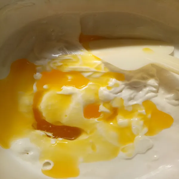 Masukam margarine cair aduk dengan spatula, aduk balik perlahan sampai tercampur rata