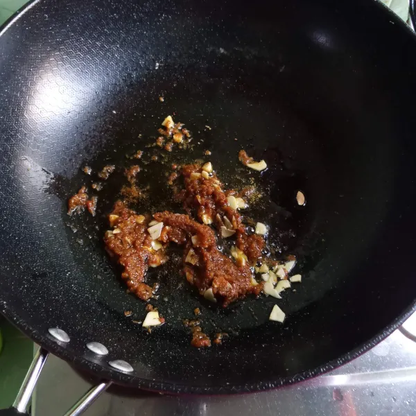 Tumis bawang putih dan bumbu lodeh instan sebentar saja.