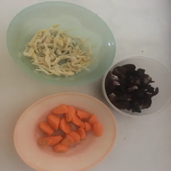 Lalu potong-potong wortel, jamur kuping basah sesuai selera, buang air rendaman kincam cuci sebentar, tiriskan lalu ikat-ikat