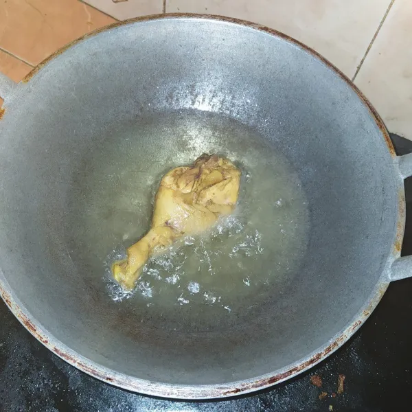 Panaskan secukupnya minyak lalu masukkan ayam.