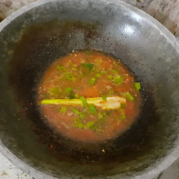 Haluskan bumbu. Tumis bersama dengan serai, lengkuas, dan daun jeruk hingga harum.