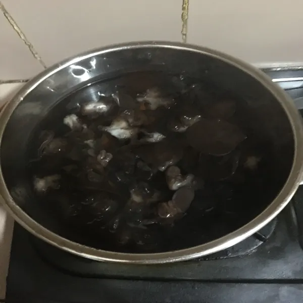 Siapkan panci didihkan air lalu masukkan jamur kuping basah masak sampai jamur agak empuk