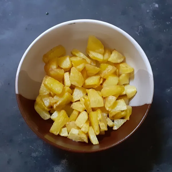 Cuci bersih kentang. Kupas dan potong sesuai selera. Goreng hingga matang.
