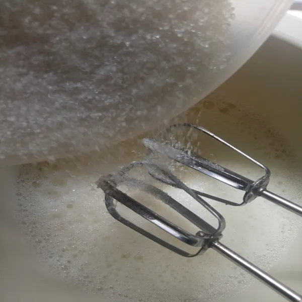 Masukan gula pasir secara bertahap 3 x dengan kecepatan tinggi sampai kental berjejak