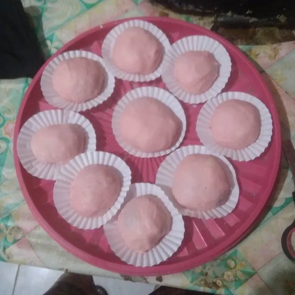 Letakkan bulatan bakpao pada paper cup yang sudah diolesi minyak goreng, diamkan selama 30 menit.