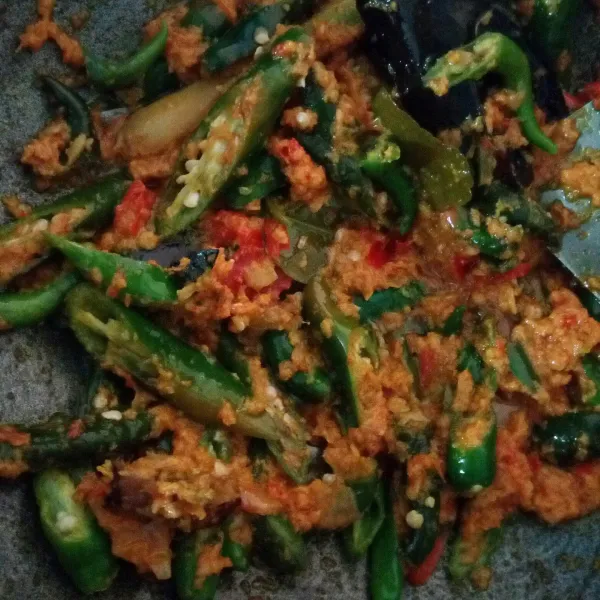 Aduk rata cabe hijau dengan bumbu halus hingga cabe mulai layu