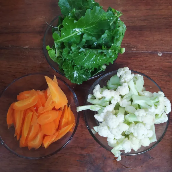 Cuci dan potong-potong sayuran.