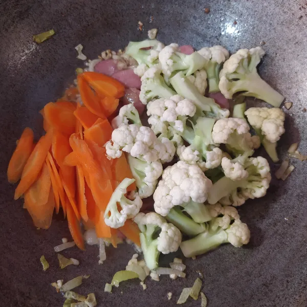 Masukkan wortel dan bunga kol.