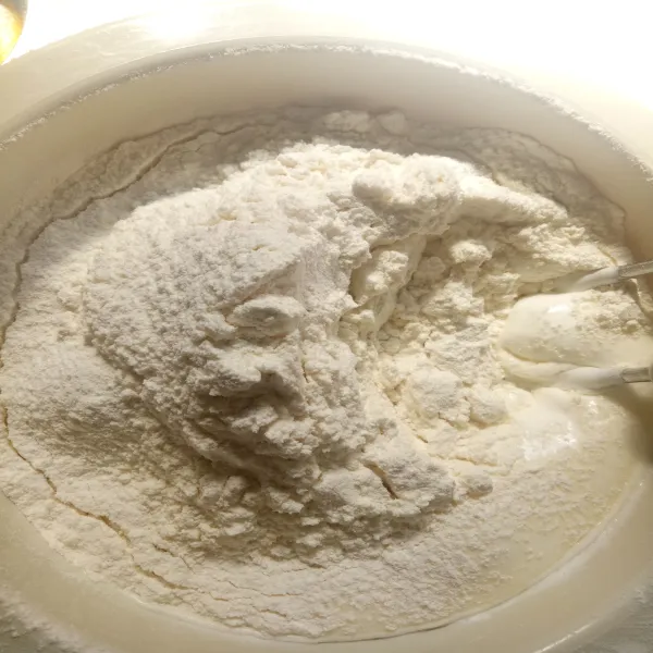 Masukan tepung terigu, tepung maizena dan vanile bubuk anyg sudah diayak sebelumnya mixer sebentar sampai tercampur rata