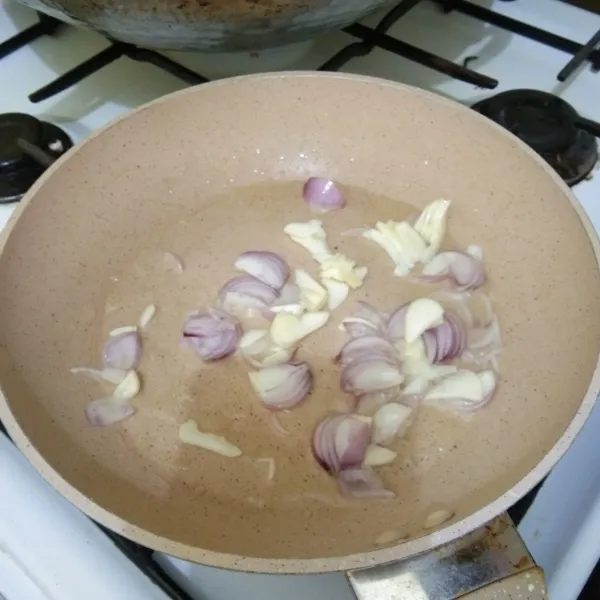 sementara menunggu bayam direbus, goreng dengan sedikit minyak bawang putih dan bawang merah hingga matang