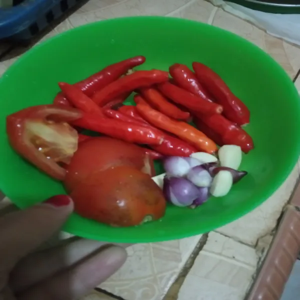 Cuci bersih tomat, duo bawang, dan cabe