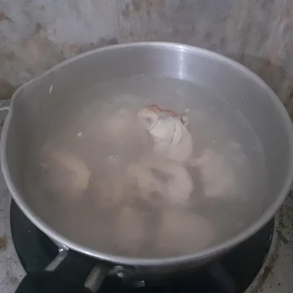 Cuci bersih ayam. Potong sesuai selera. Rebus sampai matang.