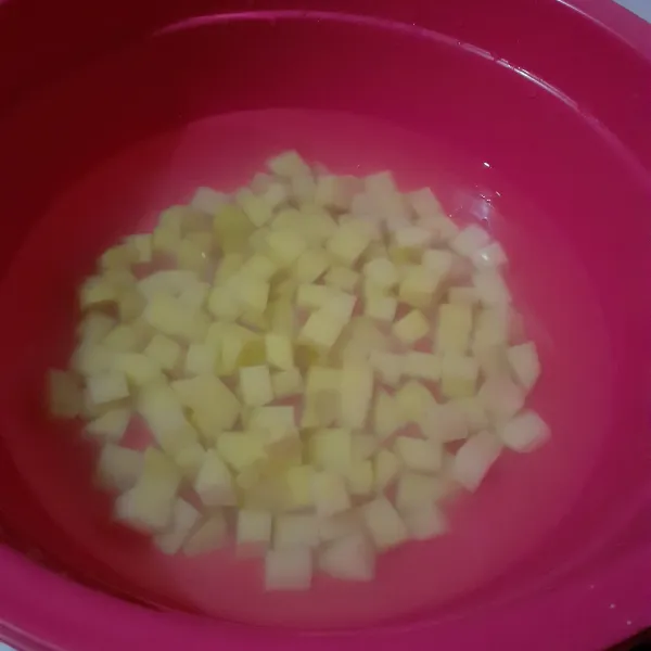 Kupas, potong-potong dan rendam kentang dengan air dan 1 sdt garam. Kemudian tiriskan.