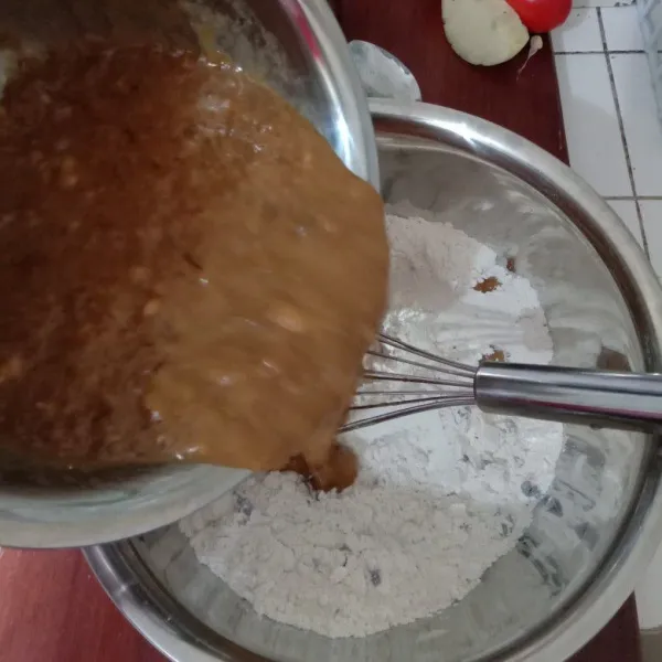 Tuang bahan A ke bahan B, aduk cepat pakai whisk. Jangan terlalu lama agar tidak overmix.