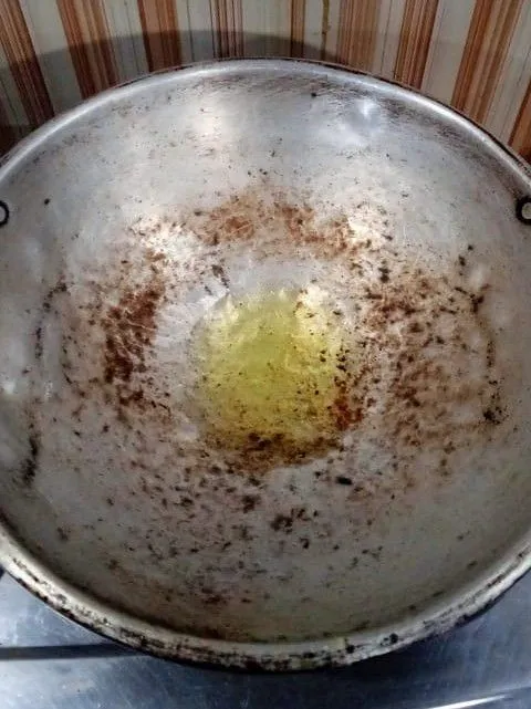 Panaskan minyak goreng secukupnya.