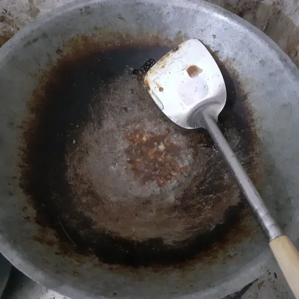 Tumis bumbu halus dengan sedikit minyak panas sampai harum. Tambahkan 25 ml air.