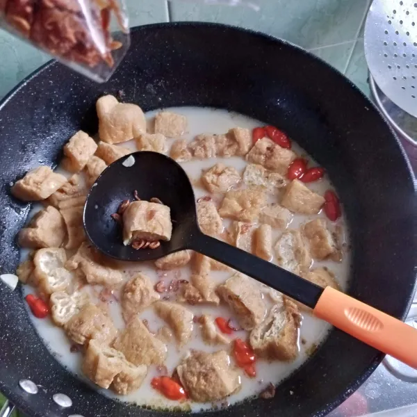 Setelah mendidih matikan kompornya dan taburi bawang goreng.