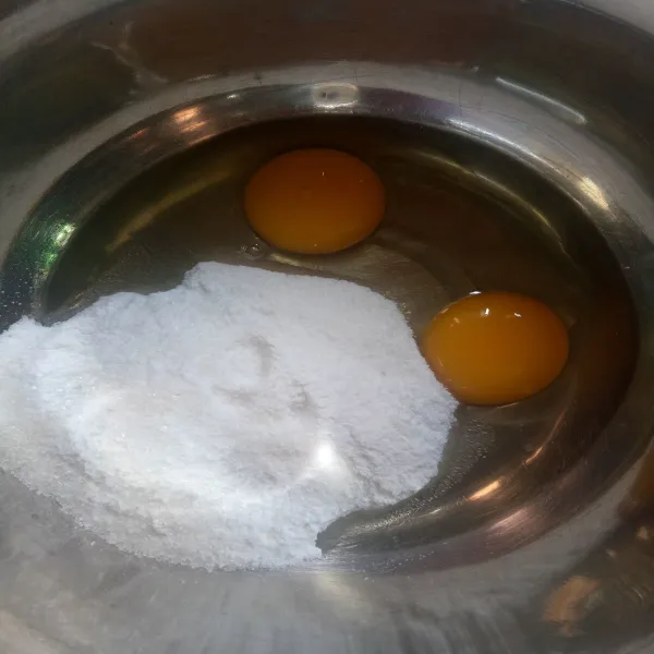 Campurkan telur dan gula pasir.