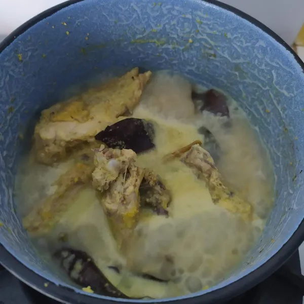 Setelah bubur matang, panaskan opor ayam.
