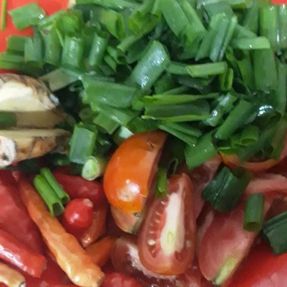 Geprek lengkuas, potong daun bawang dan tomat.