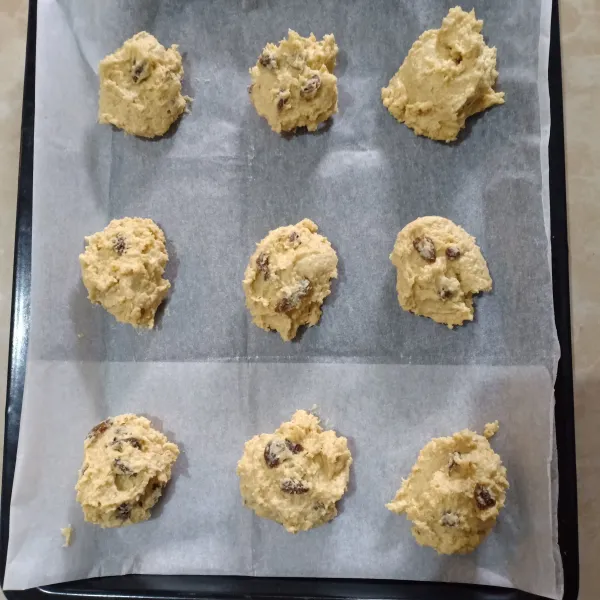 Ambil 1 sdm adonan lalu panggang selama 25 menit. Angkat lalu dinginkan dan sajikan.