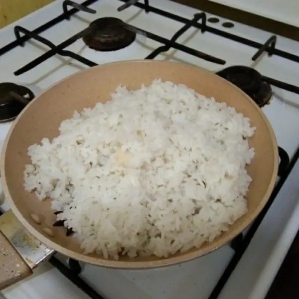 Masukan nasi putih, masak hingga nasi panas merata.