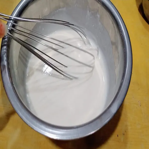 Setelah gula larut masukkan tepung terigu. Tapioka aduk aduk sampai tercampur dan tidak ada tepung yang mengerindil.