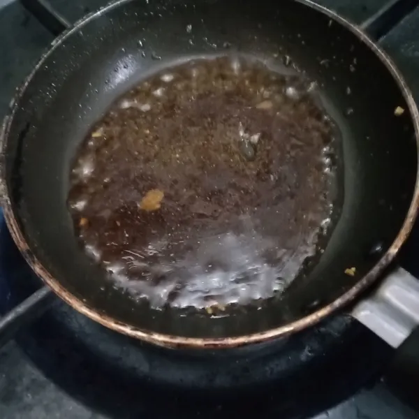 Panaskan semua bumbu dan air .