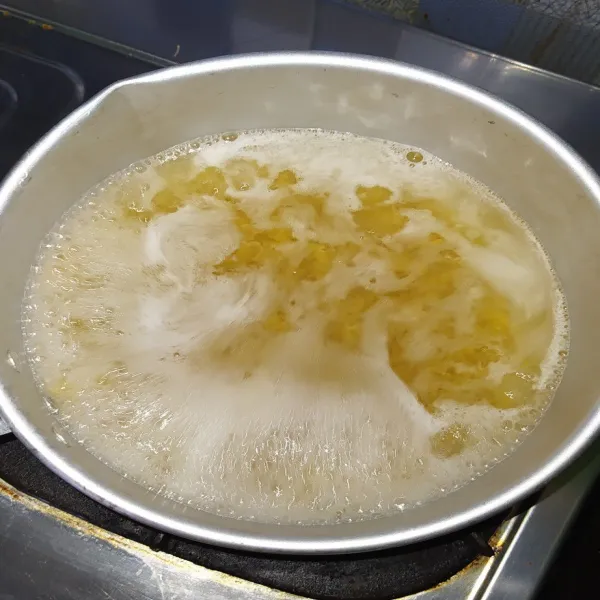 Rebus pasta selama 7-8 menit, bilas dengan air dingin lalu tiriskan.