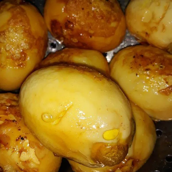 Rebus telur, lalu goreng sebentar. Sisihkan.