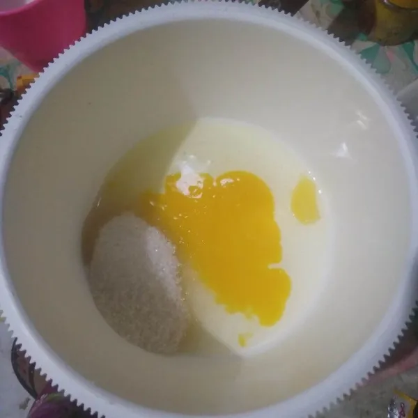 Kocok telur, gula pasir, sp dan vanili cair hingga kental putih berjejak.