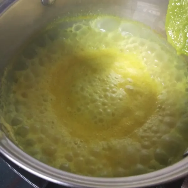 Rebus bumbu halus dengan sedikit air hingga aromanya keluar, sambil diaduk jangan sampai bumbu gosong.