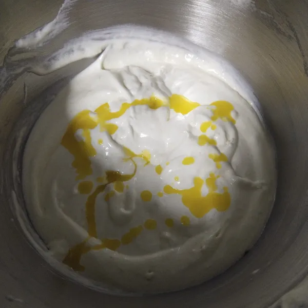 Kemudian masukkan margarin, yang di lelehkan setelah dingin masukkan ke adonan tepung, kemudian aduk balik sampai rata.