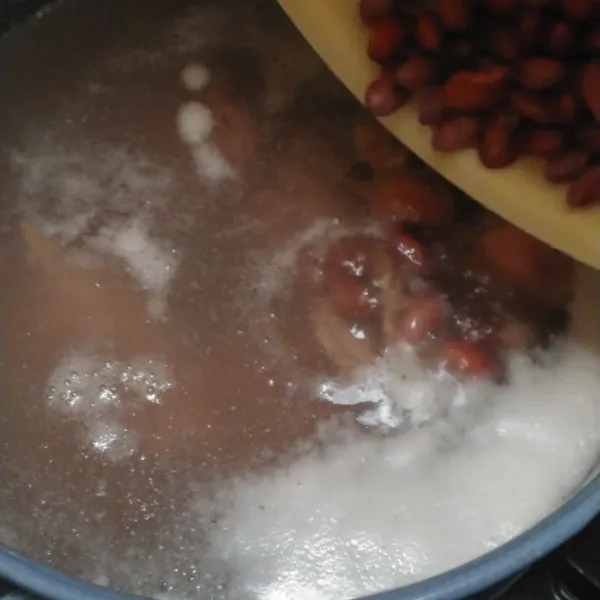 panaskan air masukan iga sapi,masak sampai mendidih lalu masukan kacang merah.