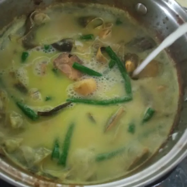 Terakhir masukkan santan kental, garam dan gula. Aduk-aduk sambil koreksi rasa. Jika rasa sudah pas dan kuah mendidih matikan api. Tuang gangan ke dalam mangkok saji.