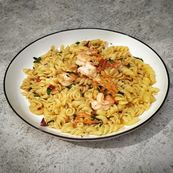 Spicy pasta with prawn siap untuk disajikan. Cocok juga untuk dijadiin bekal lho! 😊