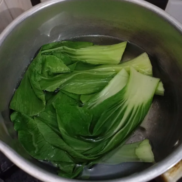 Buang bonggol bok choy, cuci lalu rebus selama 2 menit.