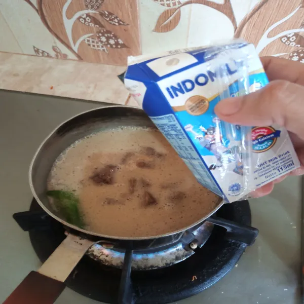 Masukkan susu dan santan, masak sampai mendidih. Koreksi rasa.