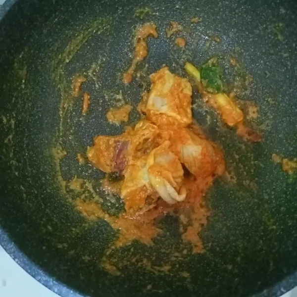 Masukkan ayam, aduk sampai ayam berubah warna.