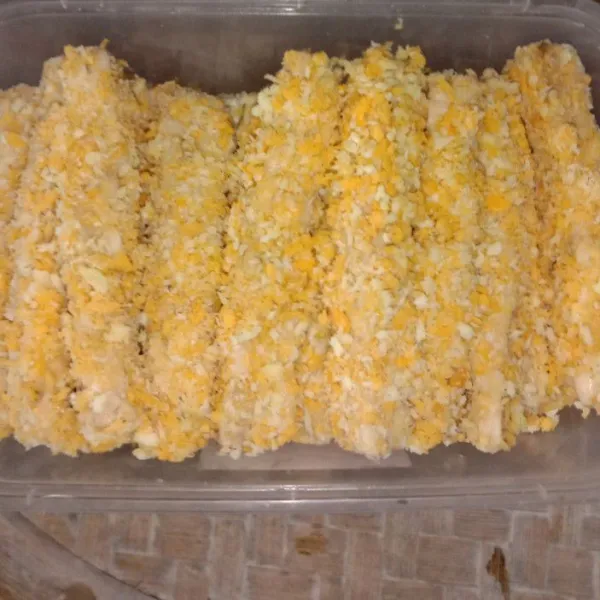 Celupkan tempe ke dalam telur lalu gulung-gulung ke tepung panir.