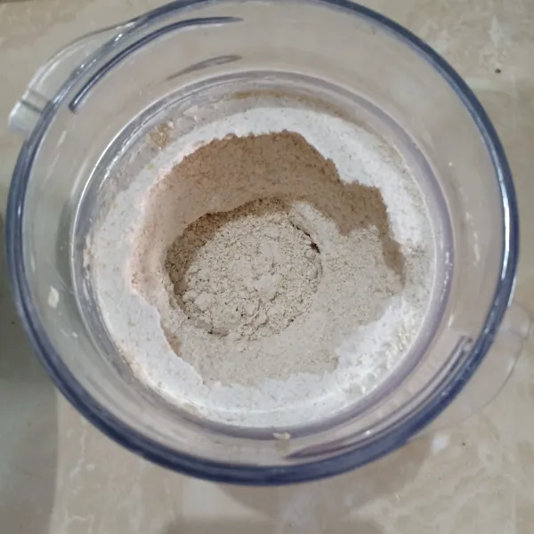Buat tepung dari oats dengan blender sampai halus.