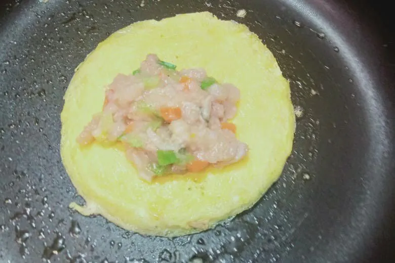 Isi telur dengan daging diujung salah satu sisi, masak dengan api kecil.