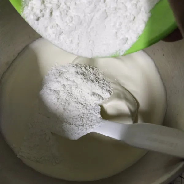 Setelah adonan menjadi kental putih berjejak masukkan tepung terigu dan maizena, aduk rata.
