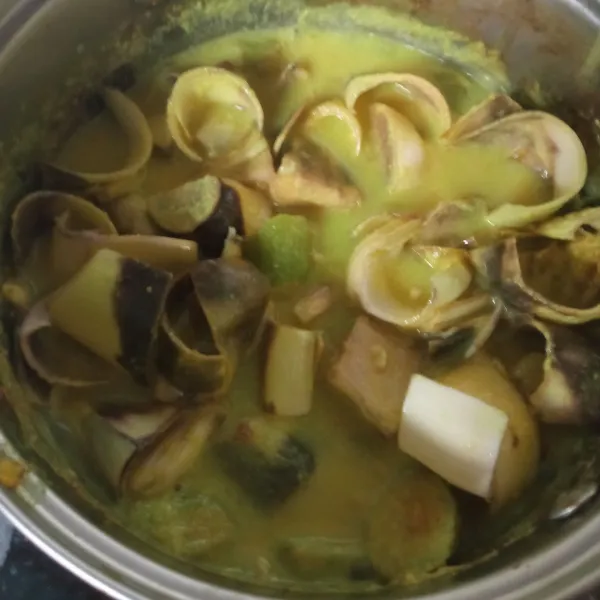 Masukkan potongan jantung pisang, masak hingga jantung pisang melunak.