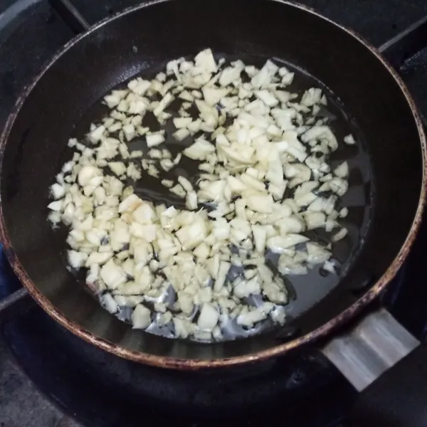 Goreng bawang putih cincang sampai harum dan agak kecoklatan, angkat dan tiriskan.
