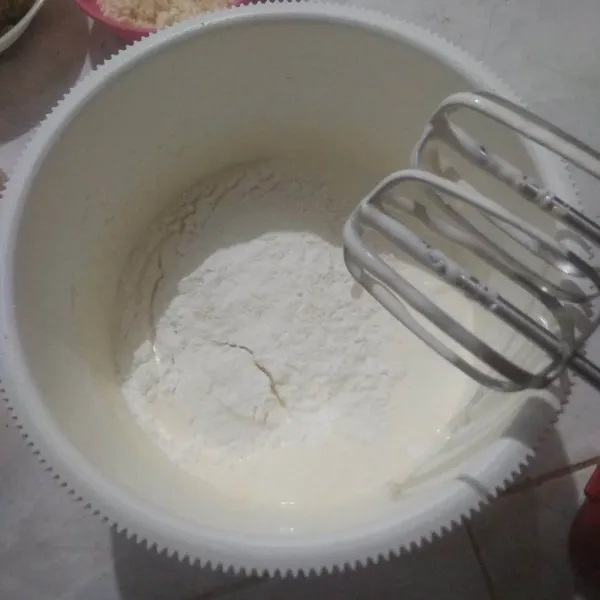 Campurkan tepung terigu, tepung maizena, baking powder dan susu bubuk. Kocok asal rata.