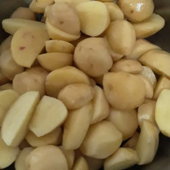 Bersihkan kentang dan potong sesuai selera.