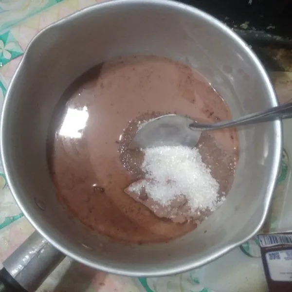 Campurkan gula pasir, susu uht coklat, air dan nutrijel coklat. Aduk rata.